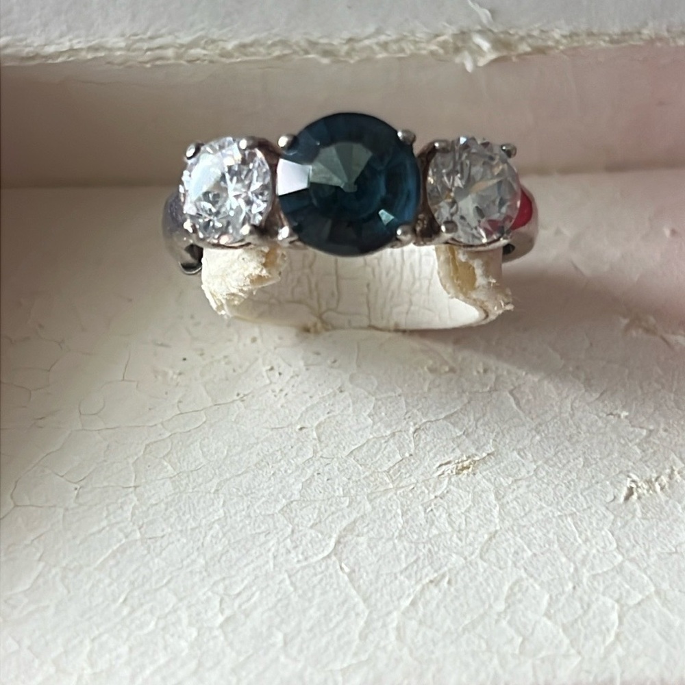 Elegant Diamond and Sapphire Stone Ring